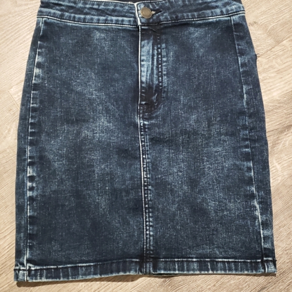 AE skirt